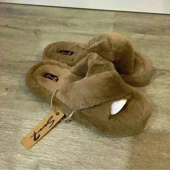 NIB Seven7 Tan Beige Brown Kiki Fuzzy Soft Slipper Lounge Sandals Women’s Size 8 - Picture 3 of 6